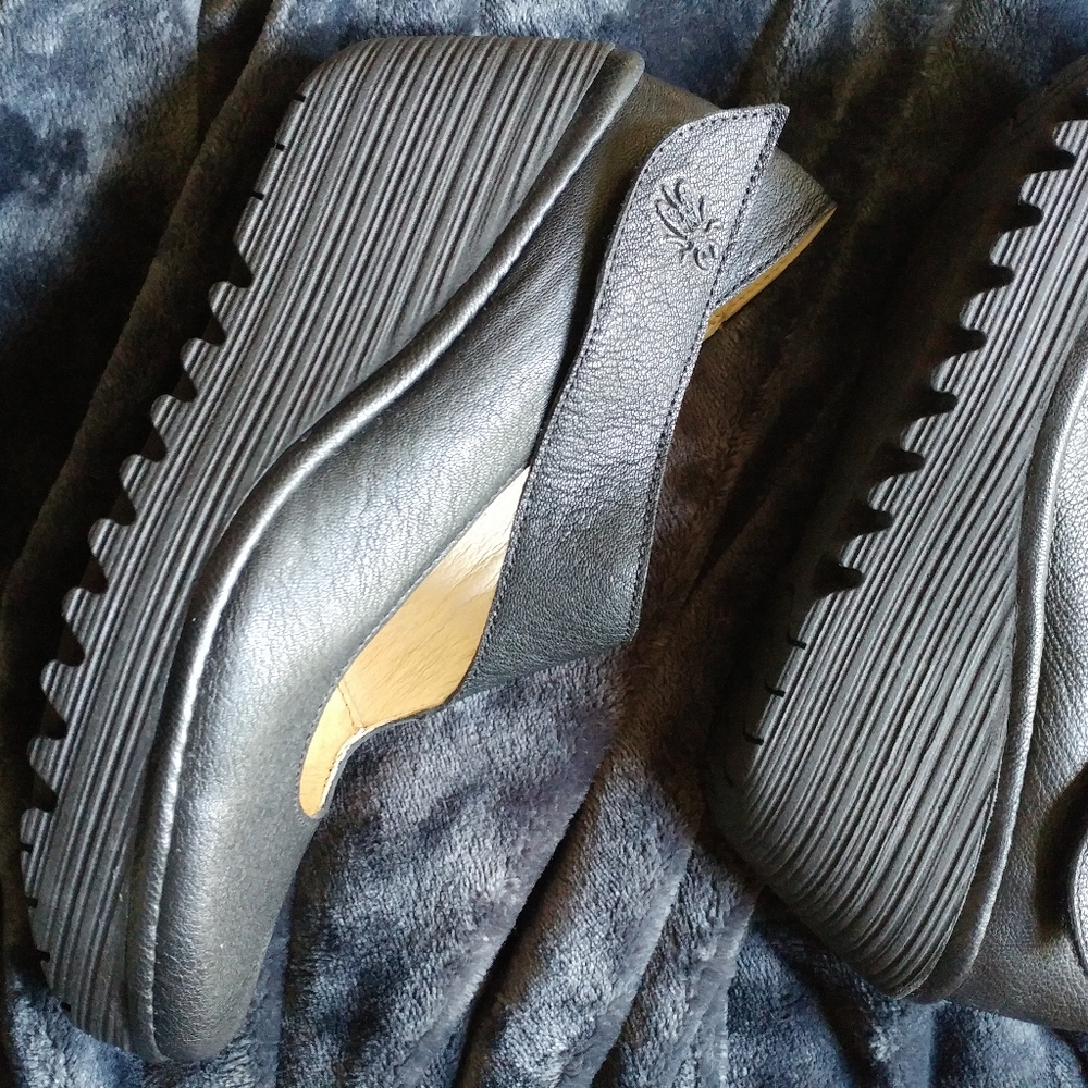 FLY London Yasi682fly Wedge Pump